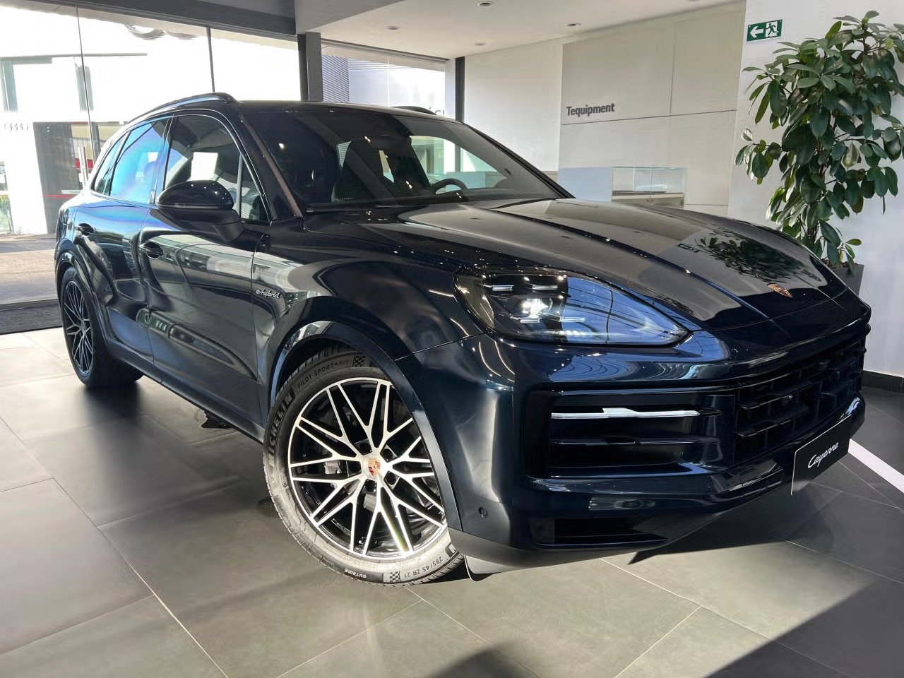 Porsche Cayenne E-Hybrid (2025) é custa em torno de R$ 835 mil por Reprodução/Porsche Brazil