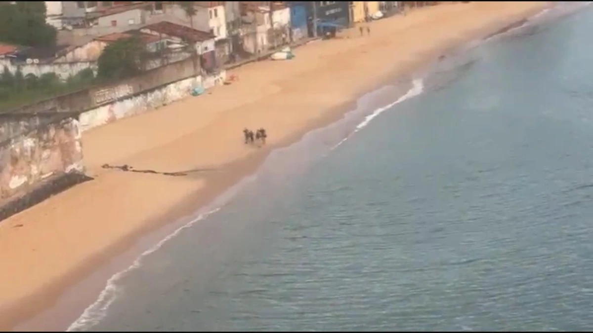 Suspeito foi levado para PMs na praia por Reprodução