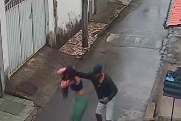 Vítima foi agredida com socos e chutas em uma via pública de Itabuna por Reprodução/Redes sociais