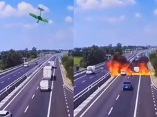 Imagem - Avião cai e explode no meio da estrada; duas pessoas morreram