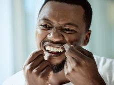 Imagem - Por que não devemos usar fio dental depois de escovar os dentes?