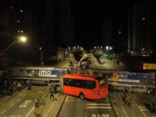 Imagem - Ônibus parte ao meio em batida com trem e deixa 11 passageiros feridos
