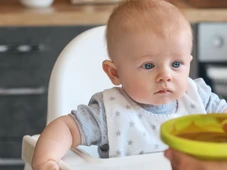 Imagem - Lista revela os alimentos proibidos para bebês: o que evitar antes dos 2 anos