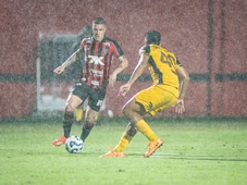 Imagem - Vitória cede gols nos minutos finais e empata com o lanterna Sport no Barradão