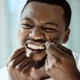 Imagem - Por que não devemos usar fio dental depois de escovar os dentes?