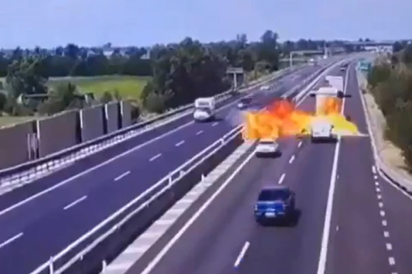 A queda produziu uma explosão por Reprodução/Redes sociais