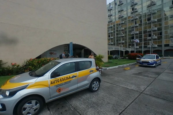 Auto Escola Reis: fica no Centro Empresarial Iguatemi, na Avenida Tancredo Neves, 274 , Caminho das Árvores, e cobra R$ 3.643,36 a vista | R$ 3.817,33 até 12x no crédito | R$ 3.991,31 até 18x no crédito por Google