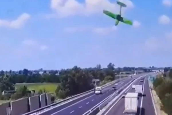 Avião caiu em meio a rodovia por Reprodução/Redes sociais