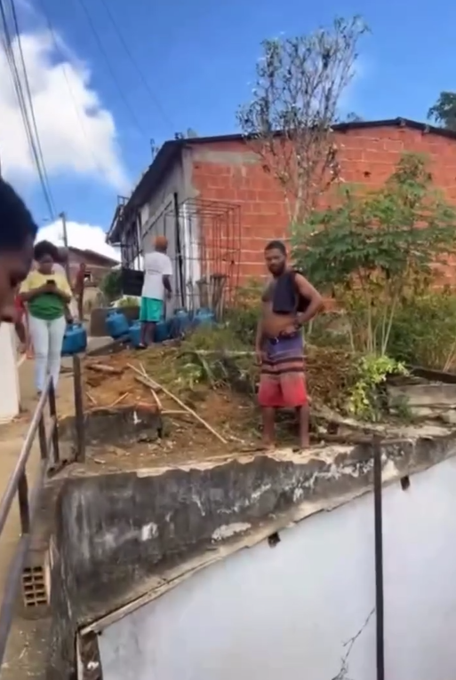 Carro desgovernado atinge casa na Bahia por Reprodução