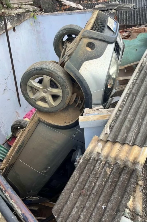 Carro desgovernado atinge casa na Bahia por Reprodução