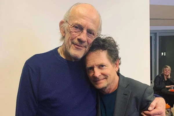Christopher Lloyd (à esq..) e Michael J. Fox, atores do filme "De Volta Para o Futuro" (1985) por Reprodução