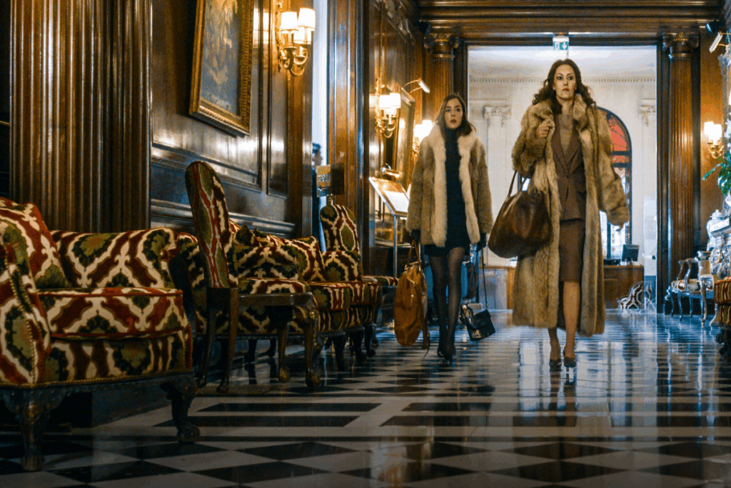 Baseado em histórias reais, &#8220;Os segredos de Madame Claude&#8221; narra a vida da cafetina Fernande Grudet (Imagem: Reprodução digital | Netflix)
