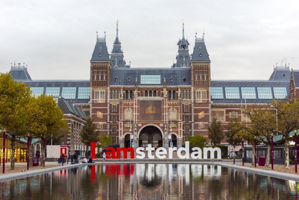 O Rijksmuseum conta com obras de arte da Era de Ouro holandesa (Imagem: Resul Muslu | Shutterstock) 