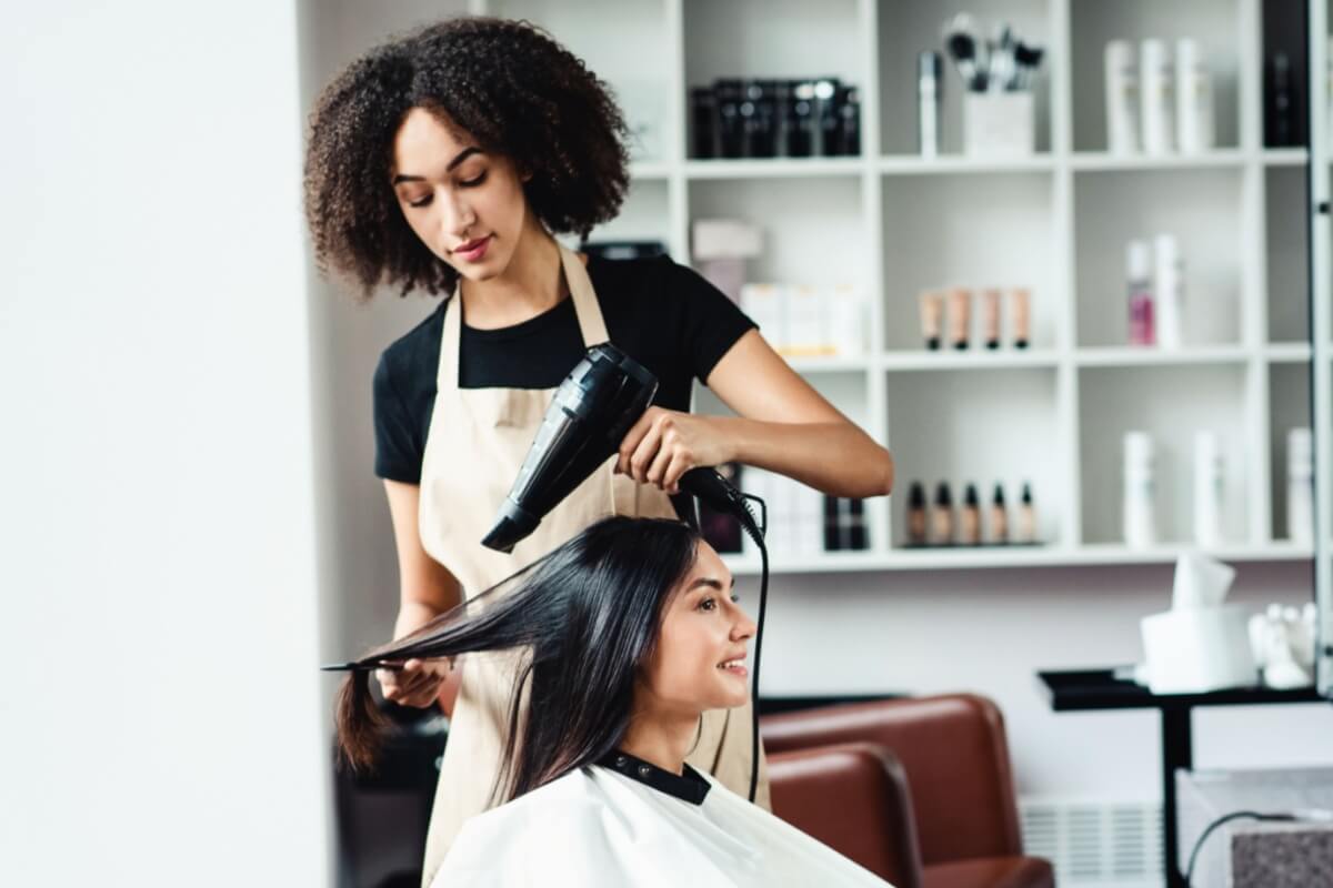 O uso de substâncias proibidas ou disfarçadas em produtos capilares pode fazer mal à saúde (Imagem: Prostock-studio | Shutterstock)