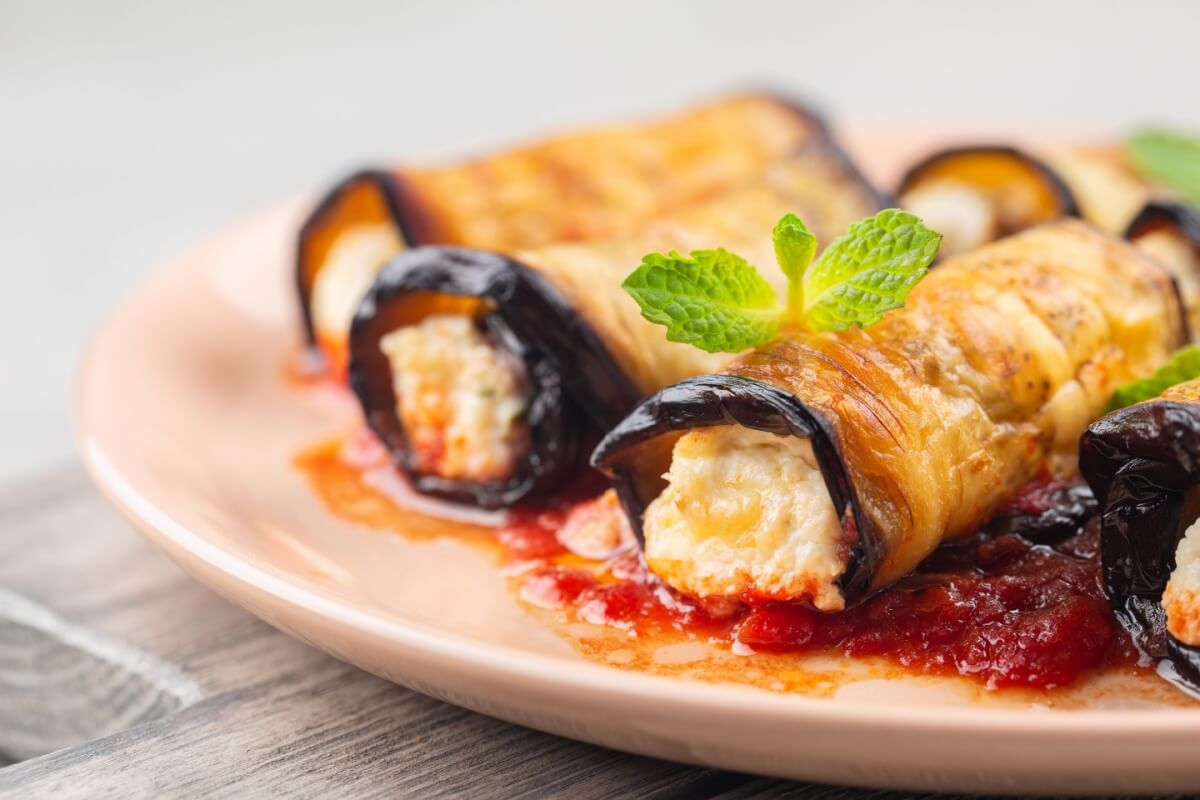 Rolinho de berinjela com ricota (Imagem: Olga Bombologna | Shutterstock)