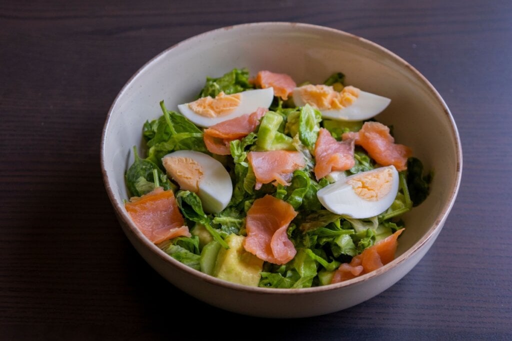 Salada com salmão, ovo e abacate (Imagem: Adriana Marteva | Shutterstock)
