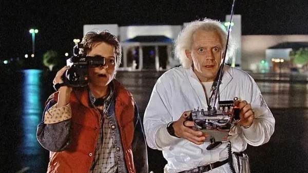 Marty McFly e Doc Brown controlam o modelo DeLorean que faz viagens no tempo em 'De Volta Para o Futuro'  por Divulgação