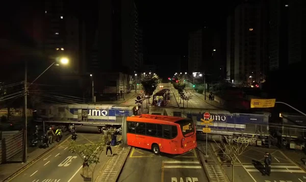 Ônibus biarticulado partiu ao meio