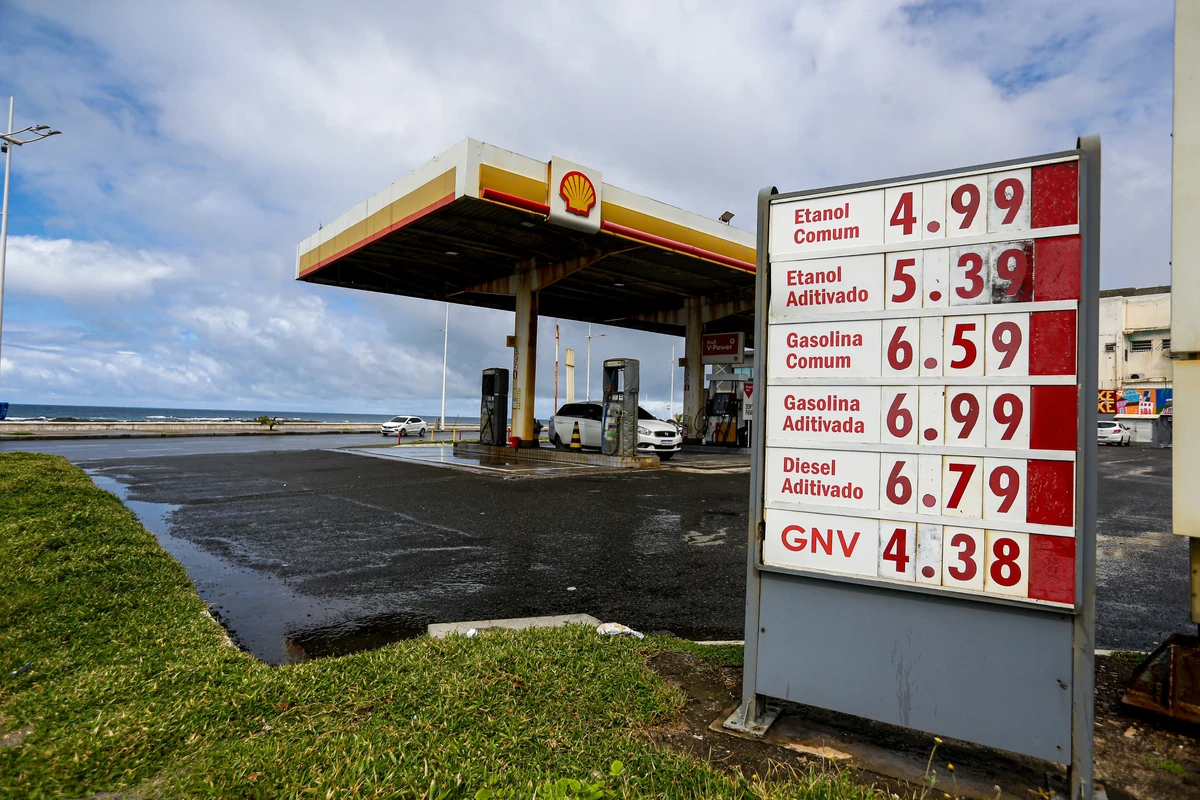 Posto Shell Pituba início da Manoel Dias  por Arisson Marinho/CORREIO