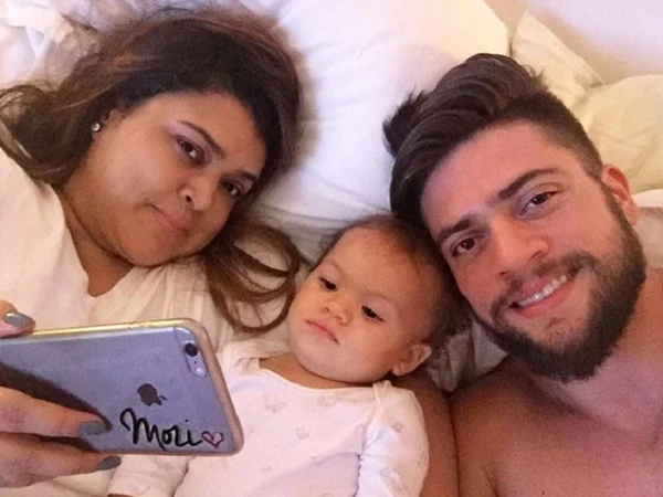 Preta Gil e Rodrigo Godoy com a pequena Sol de Maria; filha de Francisco Gil, filho de Preta por Reprodução/Instagram