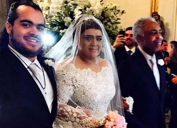 Preta Gil entra na igreja acompanhada pelo filho, Francisco, e pelo pai, o cantor Gilberto Gil por Reprodução/Instagram