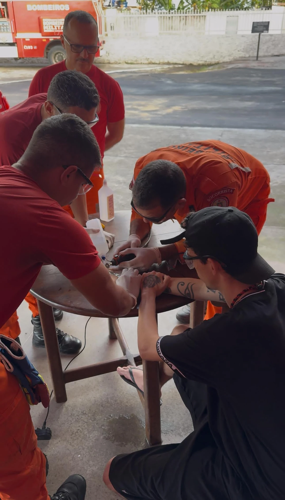 Retirada do anel pelo Corpo de Bombeiros por Corpo de Bombeiros