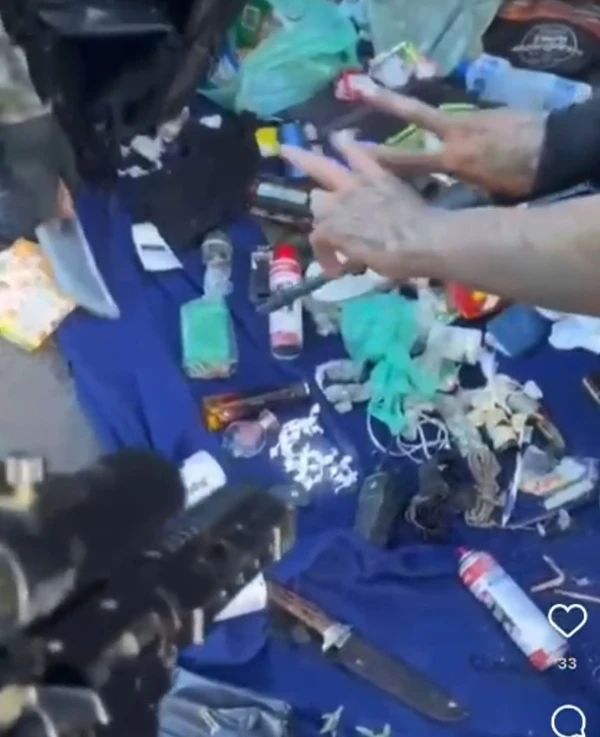 Suspeitos exibiam armas nas redes sociais, em um vídeo em que fazem sinais com dois dedos, em referência ao Comando Vermelho (CV). "É a tropa do CV", diz um homem em um dos vídeos por Reprodução