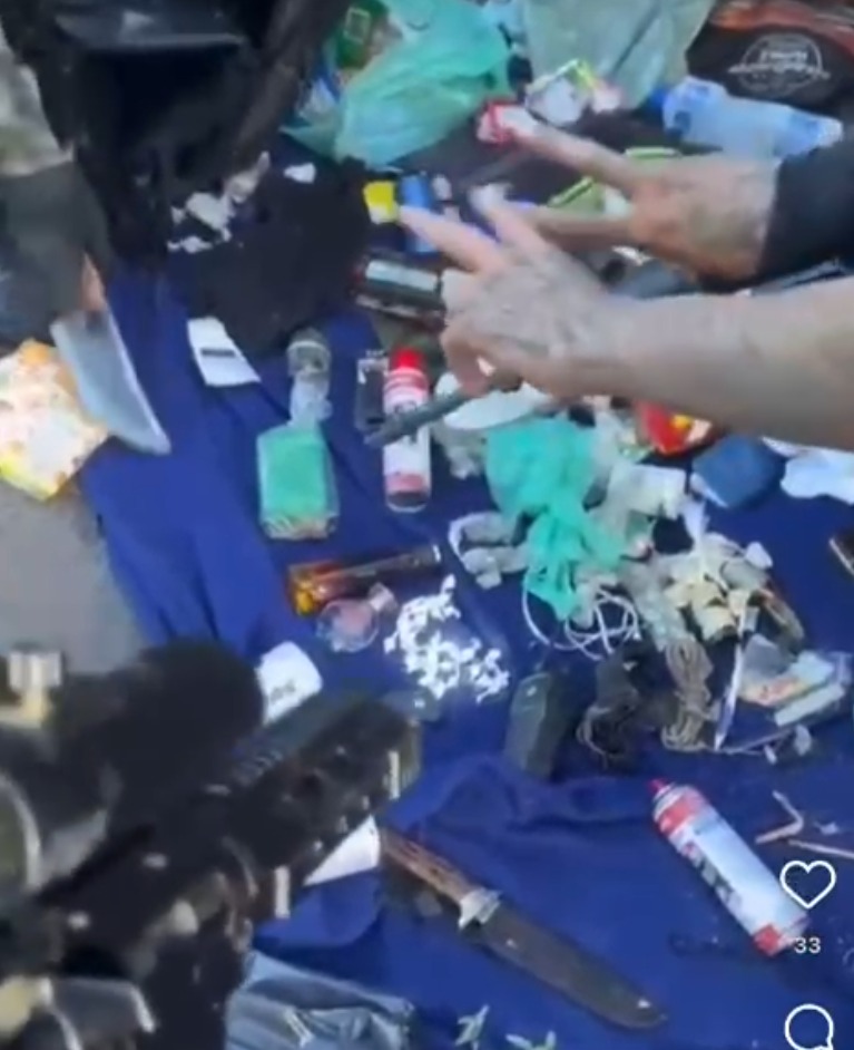 Suspeitos exibem armas e fazem sinais com dois dedos, em referência ao Comando Vermelho (CV). "É a tropa do Cv", diz um homem em um dos vídeos por Reprodução