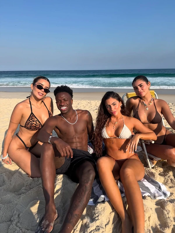 Vini Jr. com Catherine Bascoy, Dania Mendez e Maria Victoria Ruiz por Reprodução/Instagram