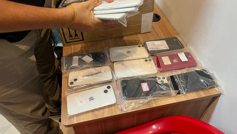 Imagem - Ação contra pirataria apreende 201 celulares, arma de fogo e roupas falsificadas em lojas e shoppings