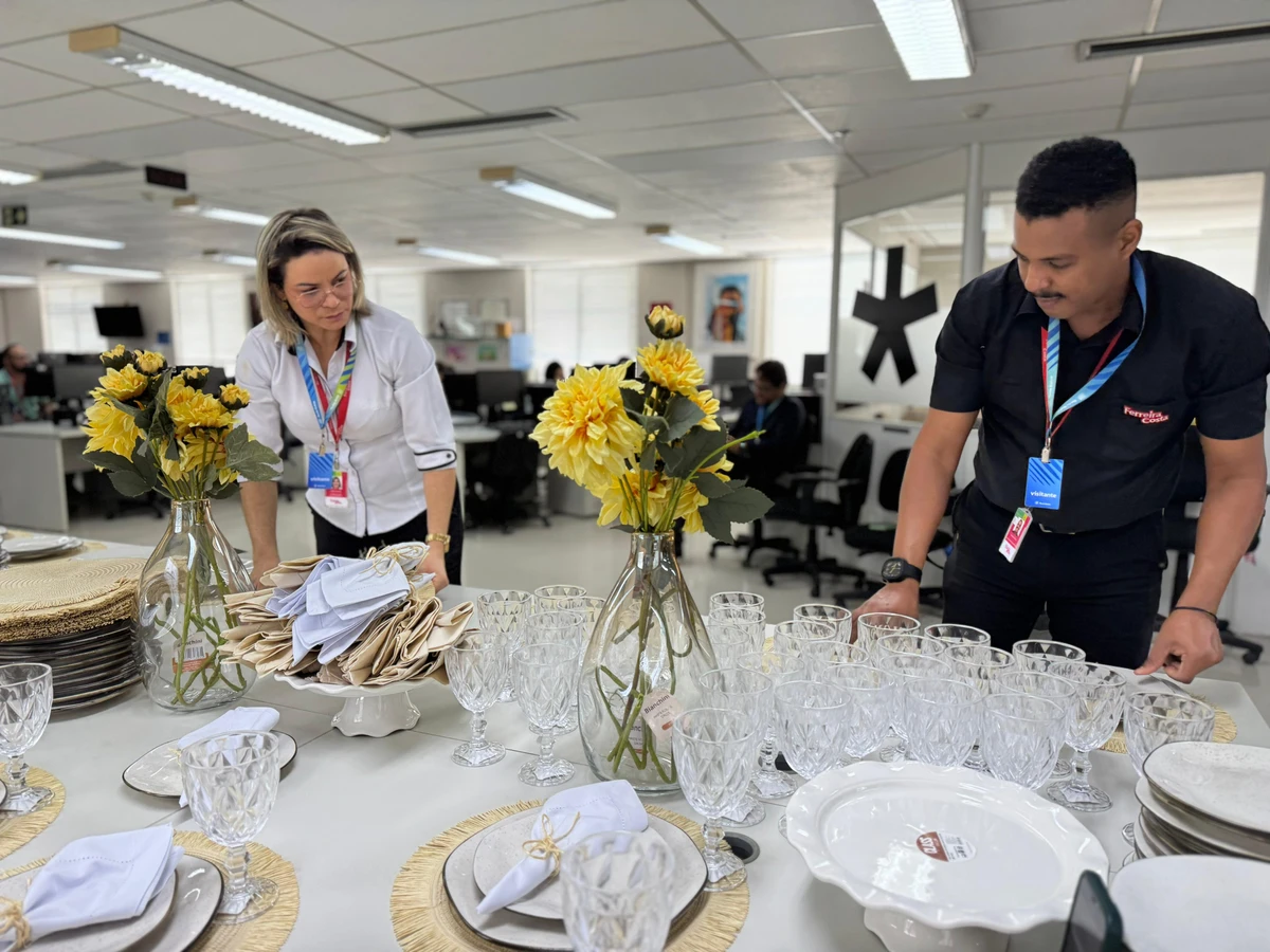 A mesa para a degustação de pãezinhos foi montada pela Ferreira Costa na redação do jornal 
