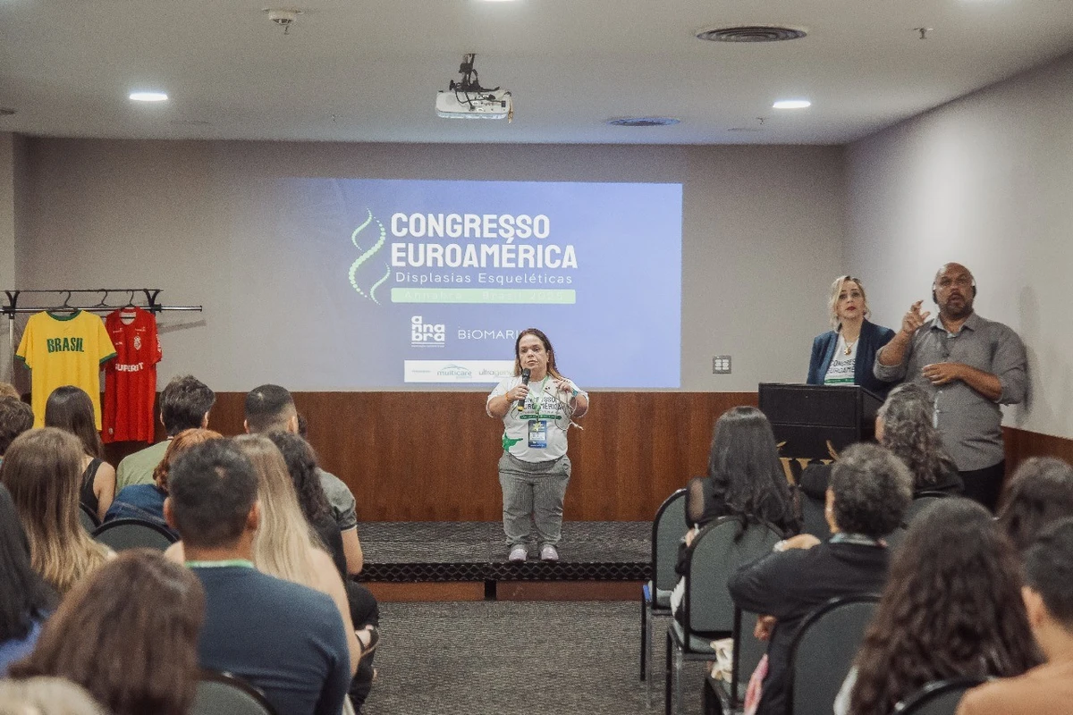 Presidente da Annabra, Kenia Rio, oferece boas-vindas aos público por Platypus - Bruno Pacheco