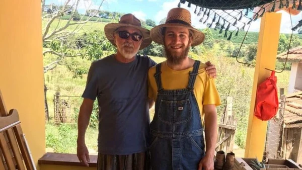 Bruno Ciocler, filho de Caco Ciocler, com o avô na época que plantava café  por Reprodução/Instagram