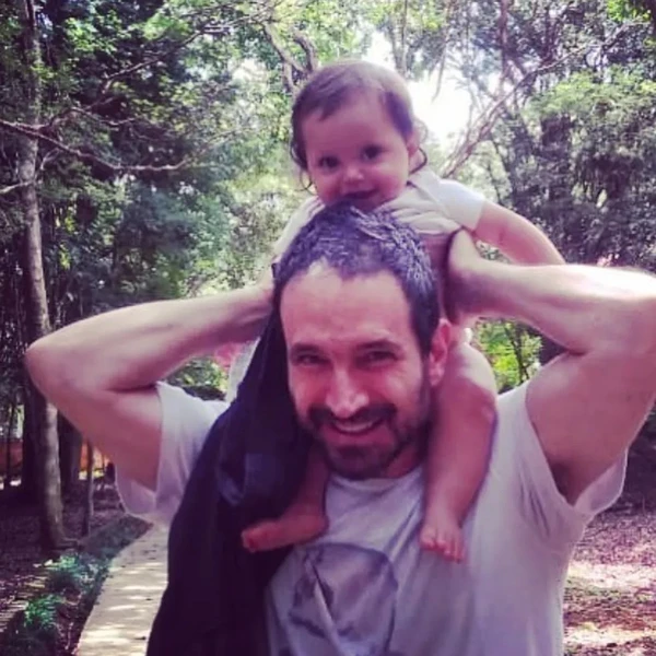 Caco Ciocler com a neta Elis  por Reprodução/Instagram