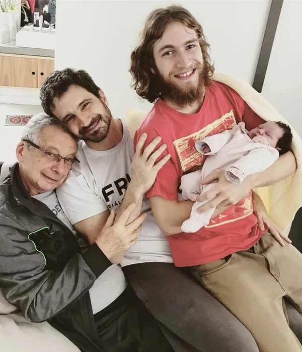Caco Ciocler entre o pai, o filho e a neta por Acervo Pessoal