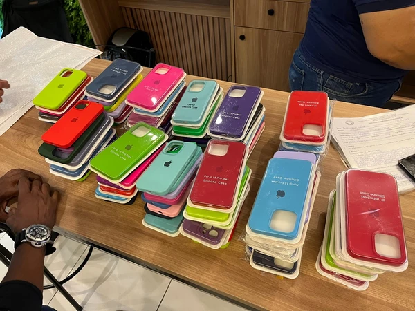 Centenas de capas de celulares foram apreendidas durante a operação nesta quinta-feira (24) por Divulgação/ Ascom PC-BA