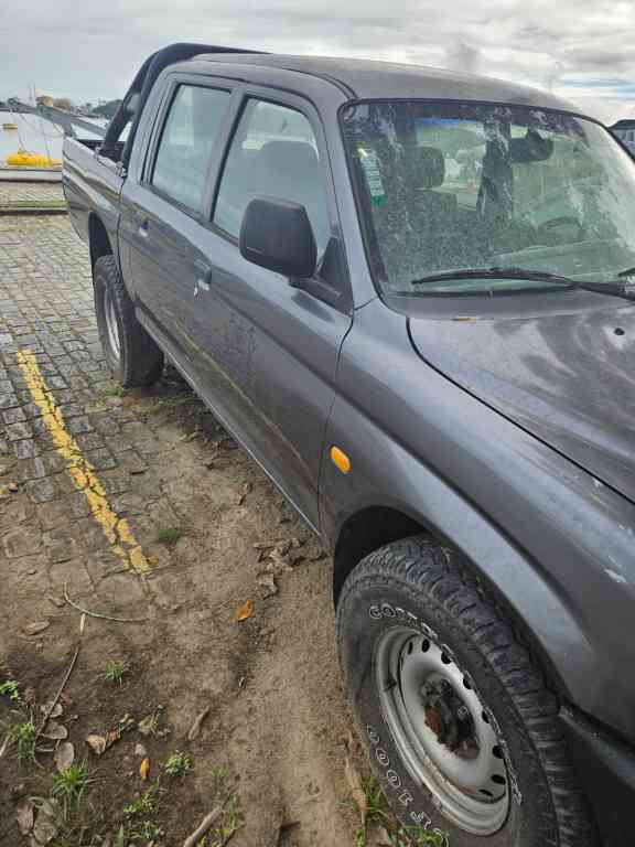 Cominhonete Mitsubishi, motor à diesel com 141 c.v. de potência, tração 4x4, ano/modelo 2011/2012 por Reprodução
