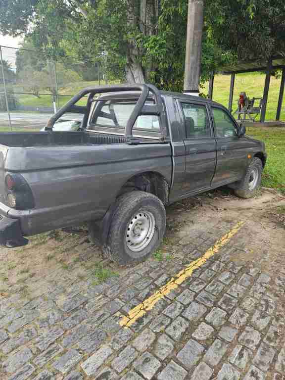 Cominhonete Mitsubishi, motor à diesel com 141 c.v. de potência, tração 4x4, ano/modelo 2011/2012 por Reprodução