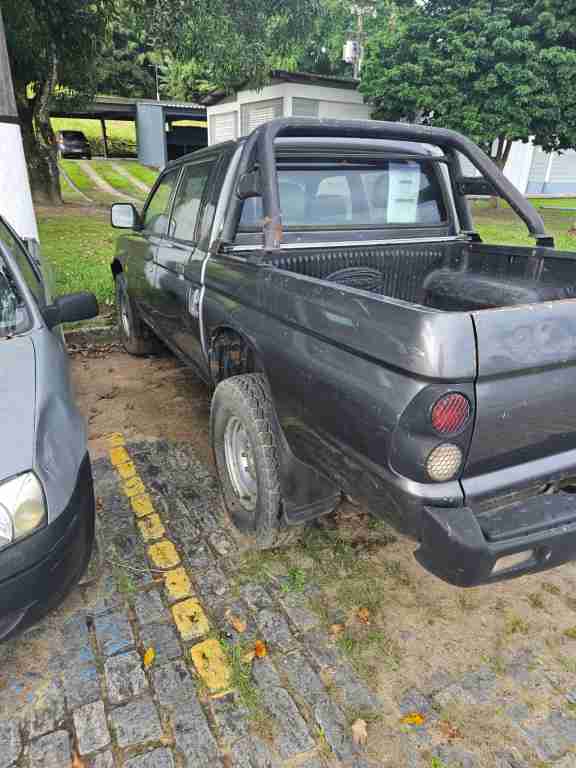 Cominhonete Mitsubishi, motor à diesel com 141 c.v. de potência, tração 4x4, ano/modelo 2011/2012 por Reprodução