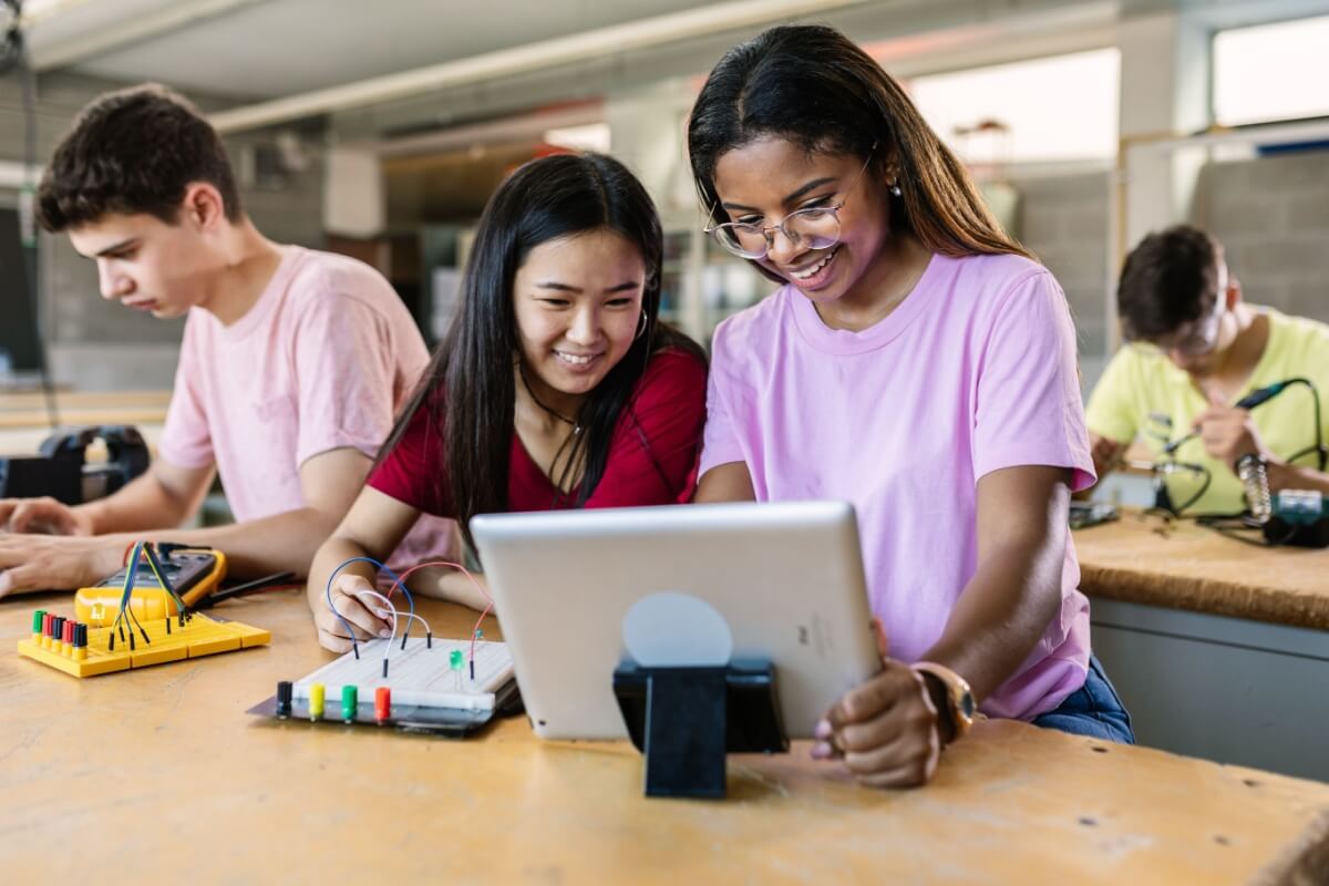 A robótica oferece aos jovens competências importantes para a vida pessoal e profissional (Imagem: Xavier Lorenzo | Shutterstock)