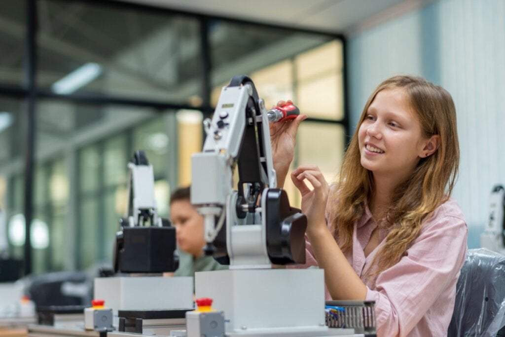 Ao projetar robôs, os alunos aprendem a organizar informações e a pensar em etapas (Imagem: worradirek | Shutterstock)