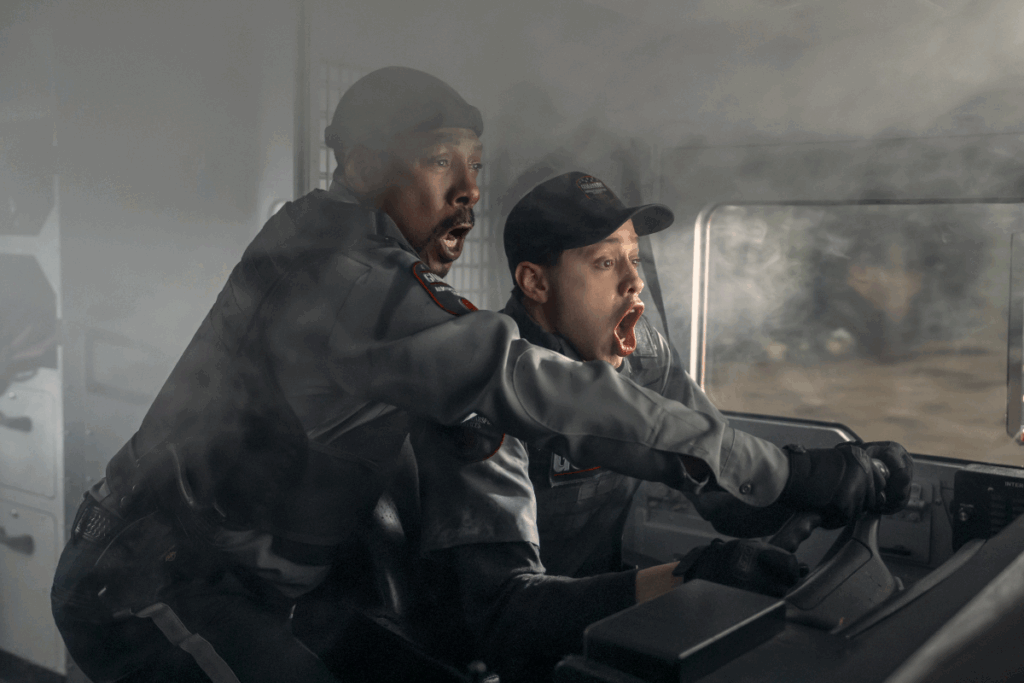 Em &#8220;A última missão&#8221;, Russel e Travis correm contra o tempo para sobreviver a um assalto (Imagem: Reprodução digital | Prime Video)