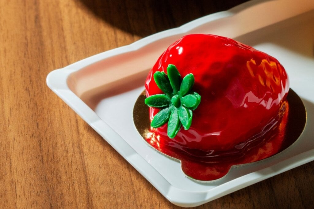 O morango do amor é coberto por brigadeiro e calda de caramelo (Imagem: Danilova Janna | Shutterstock)