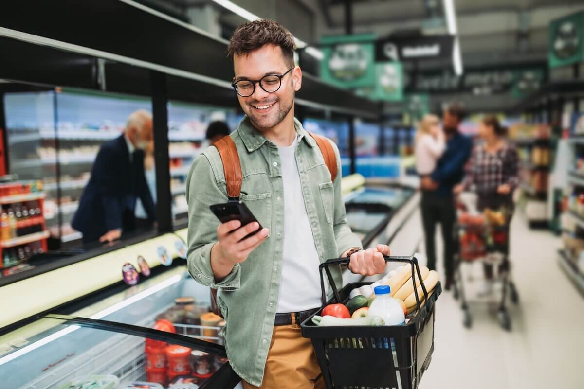 Organizar as finanças ajuda a economizar na hora de fazer compras no supermercado (Imagem: hedgehog94 | Shutterstock)