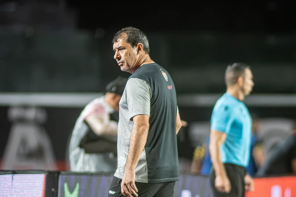 Fábio Carille à beira do campo contra o Sport