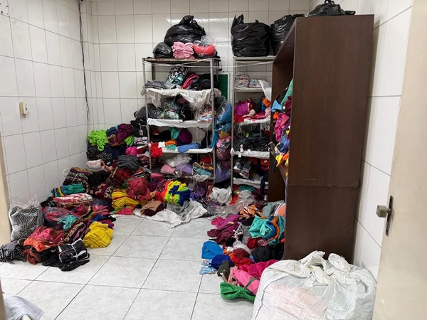 Foram apreendidas cerca de 200 peças de roupas falsificadas de diversas marcas importadas em lojas localizadas na Liberdade por Divulgação/ Ascom PC-BA