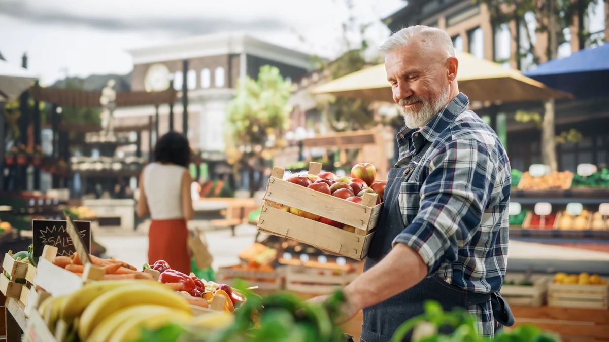 Funcionário de hortifruti por Shutterstock