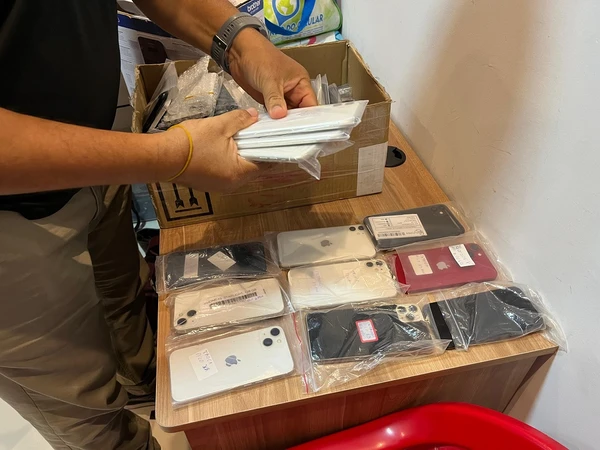 Fundo falso de uma loja de eletrônicos escondia celulares