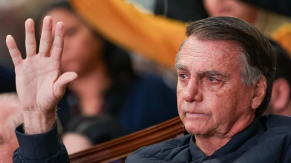 Jair Bolsonaro chora em igreja
