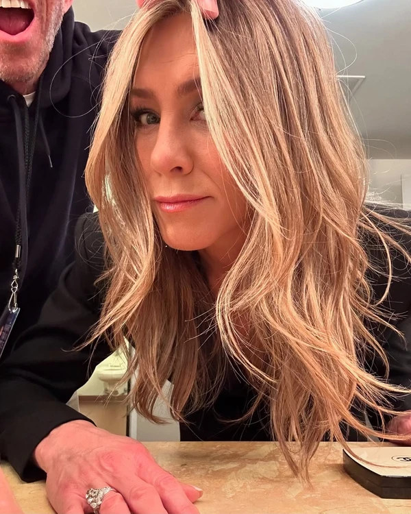 Já Jennifer Aniston também assumiu ter passado pelo tratamento, mas disse não ter visto muito resultado por Reprodução/Instagram